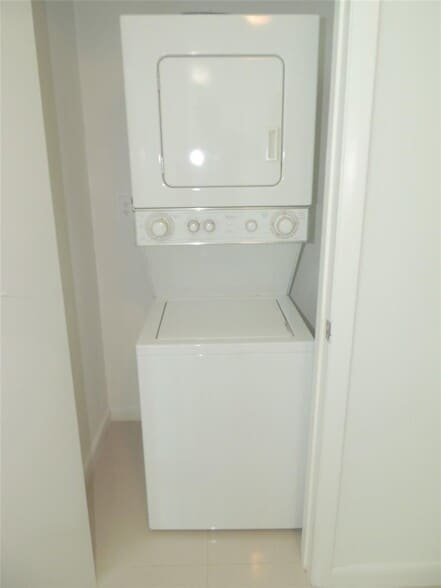 Building Photo - 1900 N Bayshore Dr