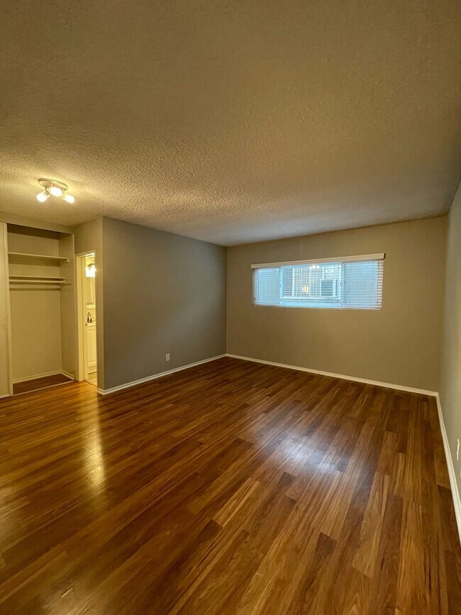 Building Photo - 2 Bedroom, 2 Bath Condo Blocks to the Beach, Pet Friendly, Sunset Views, Parking!