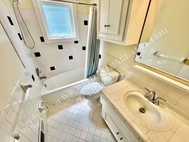Building Photo - Lovely Home In Nall Hills-Available in AUGUST!