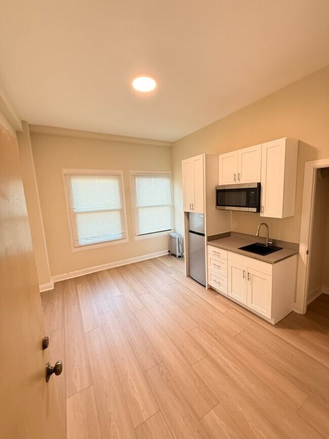 Building Photo - OPEN HOUSE: Sunday (4/5) 12:30pm-1:00pm. Renovated studio in Central Richmond, H/W Floors, Shared...
