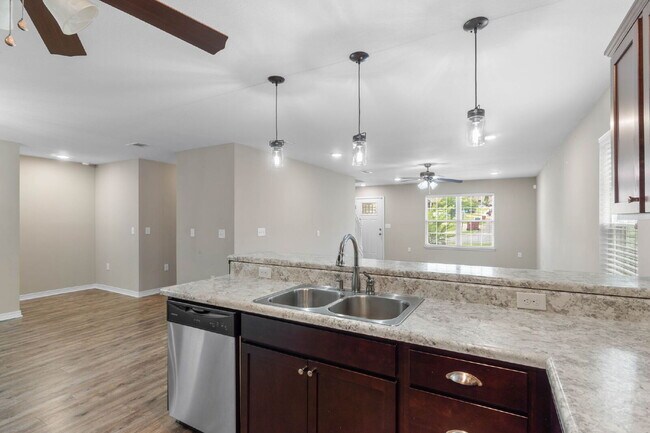 Building Photo - 426 Eisenhower Dr
