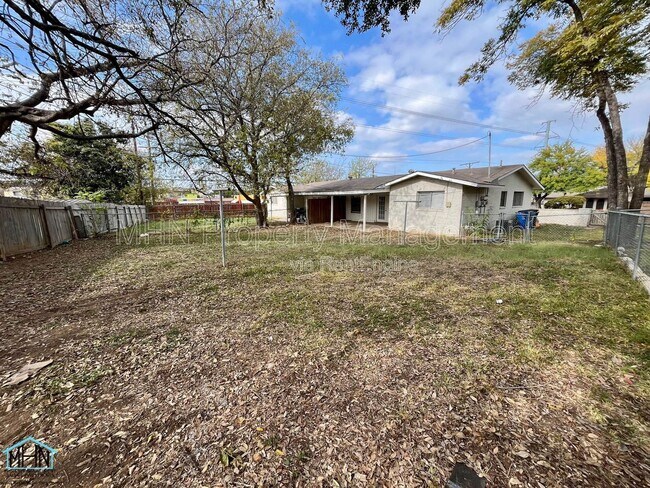 Building Photo - 944 Patricia Dr