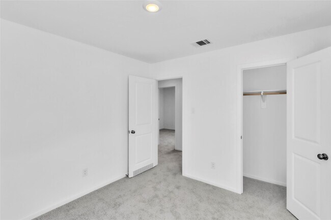 Building Photo - 27627 Village Cir Dr
