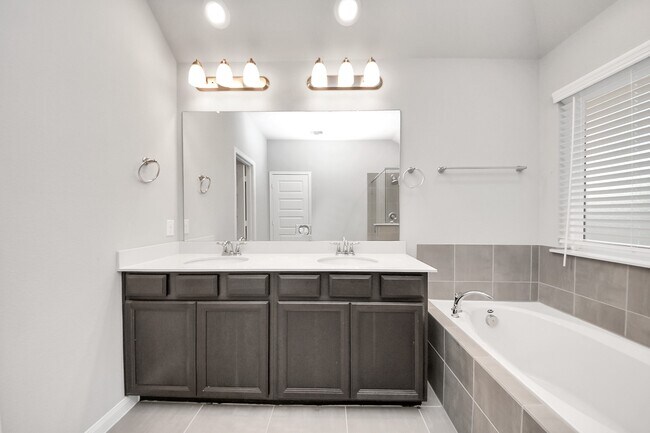 Building Photo - 518 Ellwood Terrace Ln