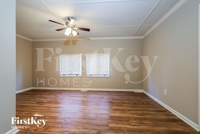 Building Photo - 600 Inglenook Dr SW