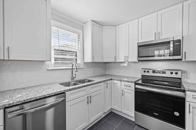 Building Photo - "2-Bed Bungalow with Granite Touches & Gleaming Hardwoods in Durham!"