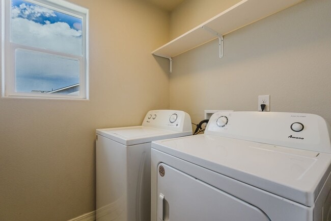 Building Photo - Beautiful 3-Bedroom Home in Ventana | Pool Community Near Fort Carson