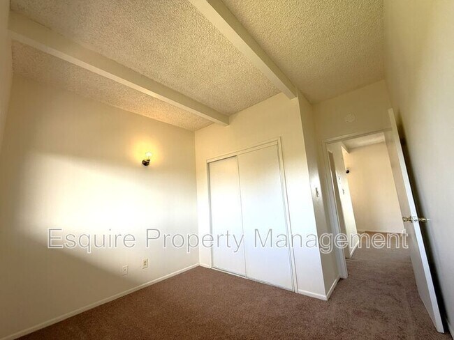 Building Photo - 2050 N Ventura Rd