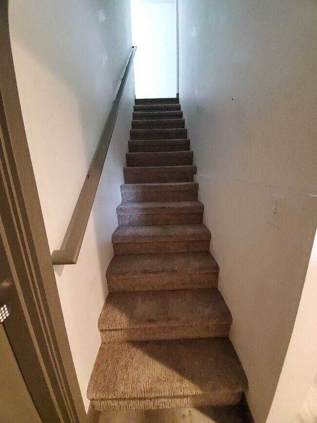 Building Photo - 1611 Lakeway Dr