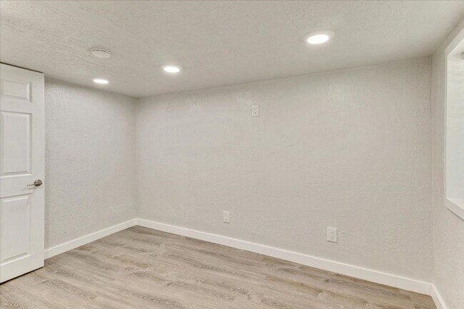 Building Photo - 672 S 200 W