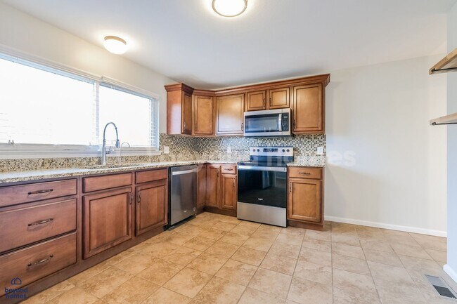 Building Photo - Amazing Move-In Ready 3-Bed 3-Bath Home - Looking for You!