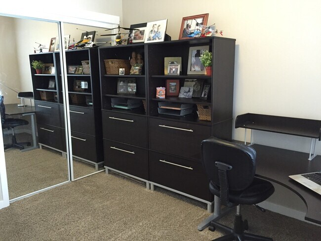 Building Photo - Spacious 2 Bedroom Townhome at The District!