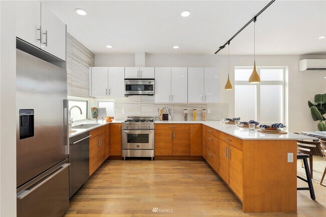 Building Photo - Contemporary 3 Bed 2.5 Bath Home with Rooftop Deck in Ballard