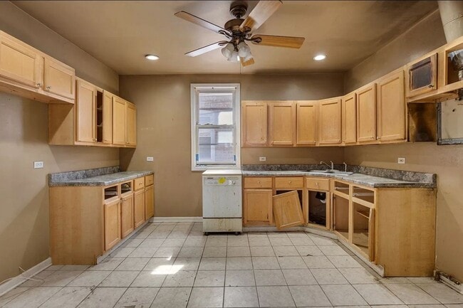 Building Photo - 722 E 91st Pl