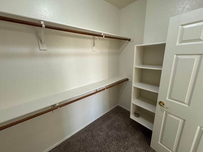 Building Photo - 1522 E Ebony Pl