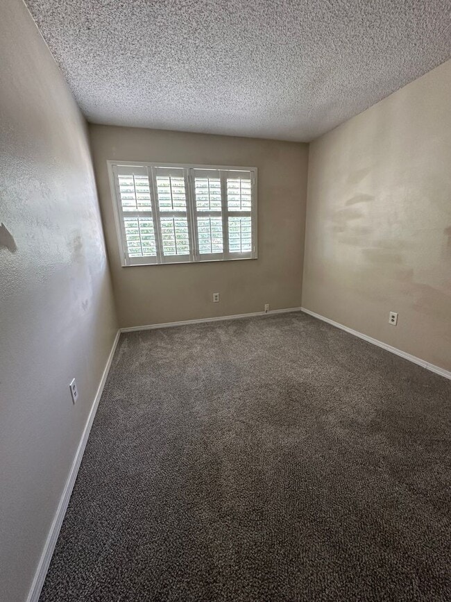 Building Photo - Cheery 4 bedroom with Spacious Yard & No R...