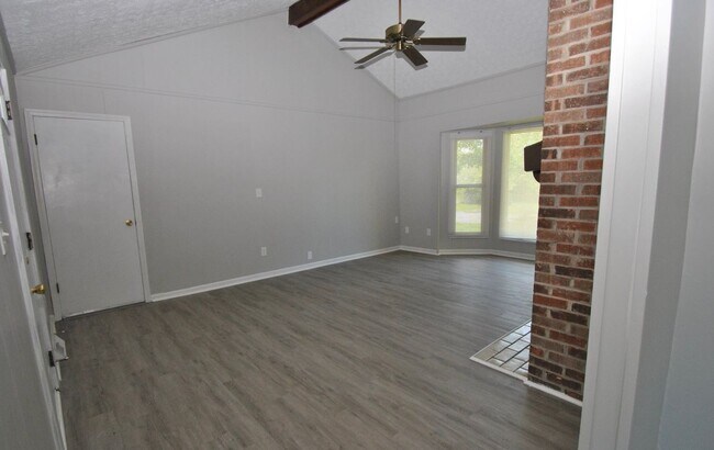Building Photo - Available 8/1/26 - East Louisville 3 bed, 1.5 bath ranch on corner lot