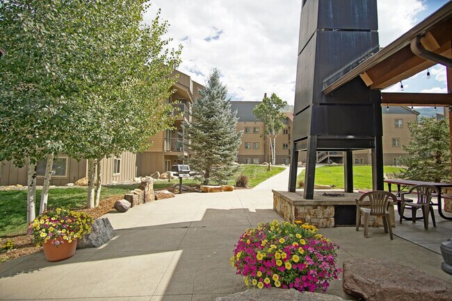 Building Photo - 2875 Village Dr