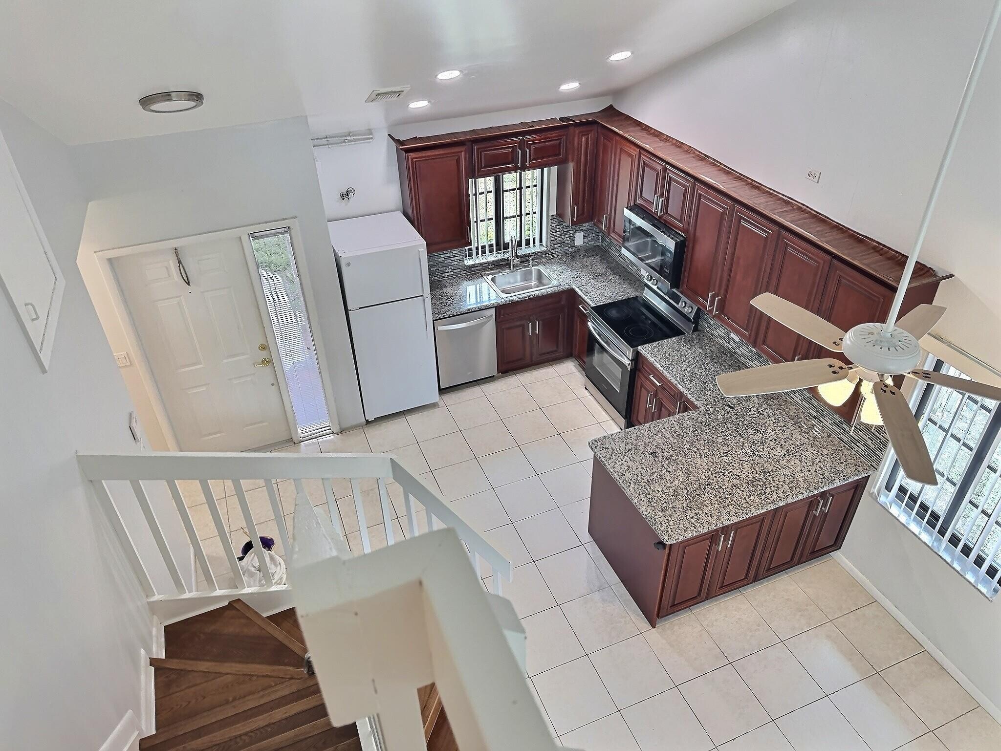 Building Photo - 2652 Riverside Dr