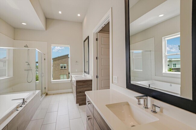 Building Photo - 6133 Florencia Ln