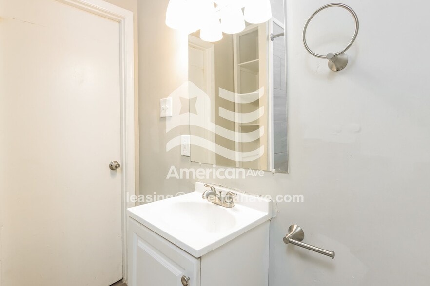 Building Photo - 2825 Waverly Ave