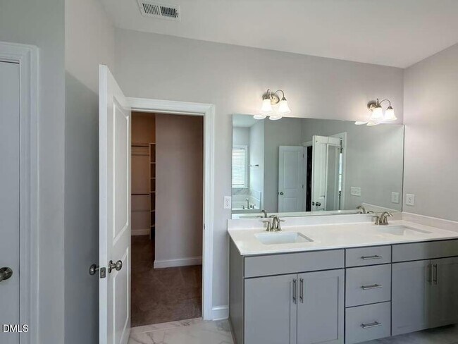 Building Photo - 513 Acerno Dr