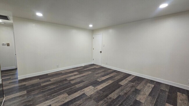 Building Photo - 100 Hunter Lake Dr