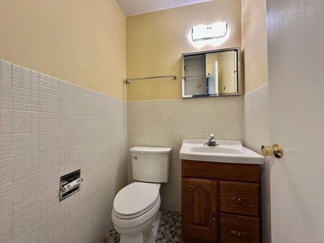 Building Photo - 3 bedroom in Hinsdale IL 60521
