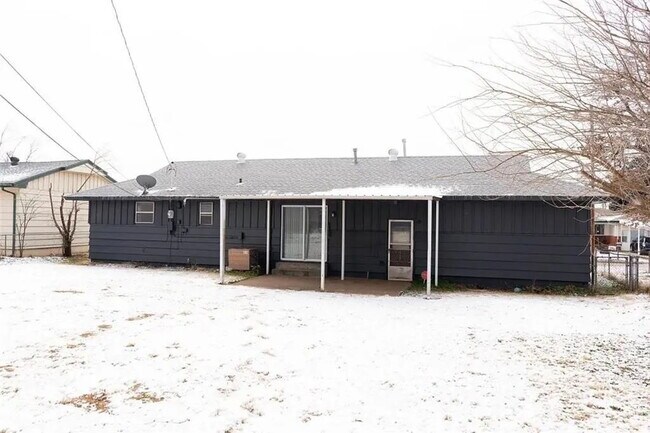 Building Photo - Charming 3-Bedroom Home with a Massive, Fenced Backyard!