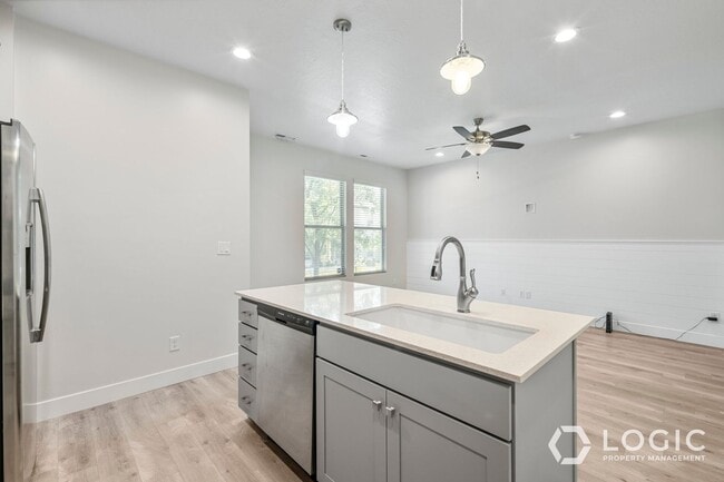 Building Photo - Beautiful Townhome in Amazing Location.