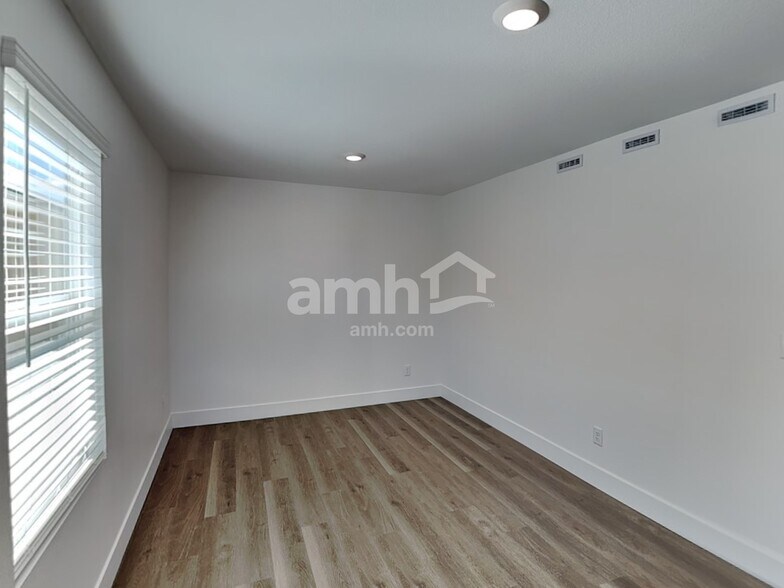 Building Photo - 5863 Vaes Dothrak St