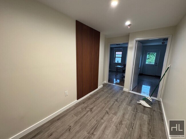 Building Photo - 2 BEDROOM | LONG ISLAND CITY