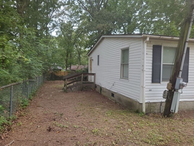 Building Photo - 3 Bedroom 2 Bathroom with a partially fenc...