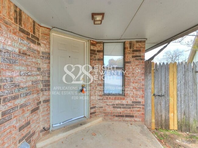 Building Photo - Now Touring & Available for Move in! 3 Bed/1.5 Bath Duplex in West Norman!