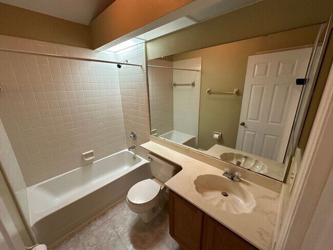 Building Photo - Cozy 3 bed 2.5 bath home in the heart of O...