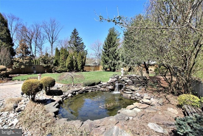 Building Photo - 5905 Lone Oak Dr