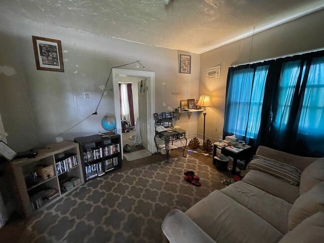 Building Photo - SUPER CUTE 2 BEDROOM 1 BATH - Available Soon!