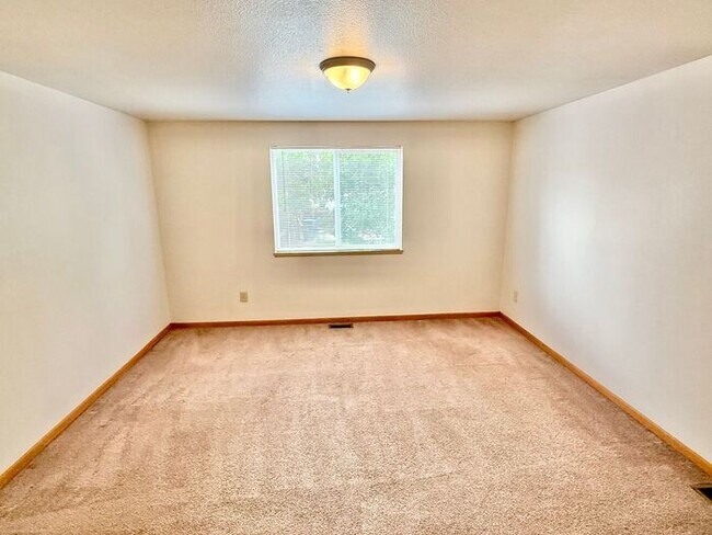 Building Photo - Tri-level Home with 4 bedrooms in Loveland!