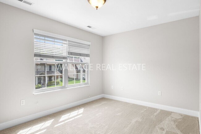 Building Photo - PRICE REDUCTION!!  FARRAGUT: TWO STORY 3 B...