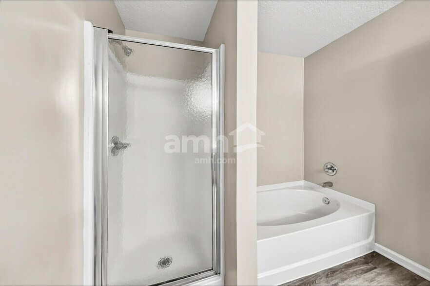 Building Photo - 3201 Ginny Lake Dr