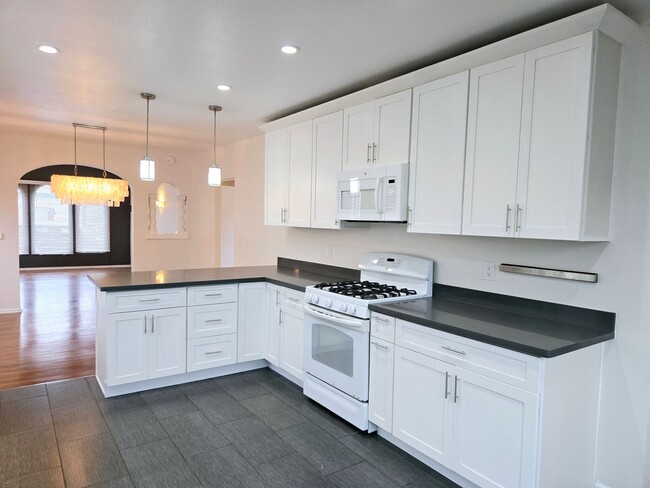 Building Photo - Charming 2-Bedroom Home with Modern Update...