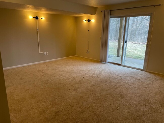 Building Photo - 3 bed / 3.5 bath Grand Ridge townhome avai...