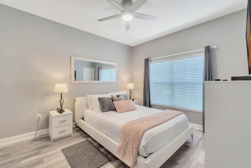 1st Floor Bedroom/ Queen Bed - 8966 Sugar Palm Rd