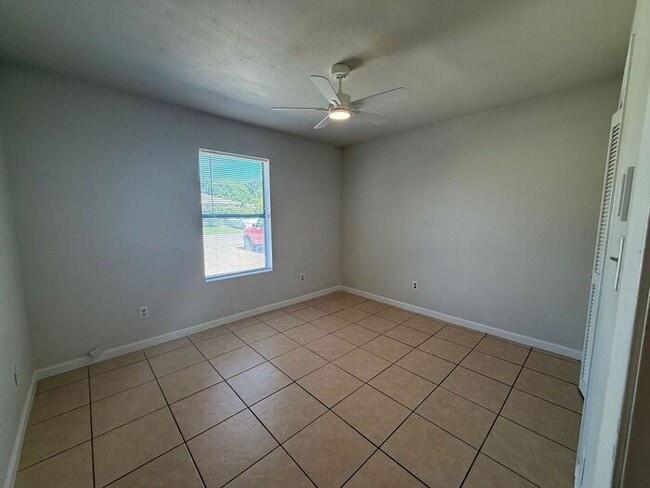 Building Photo - Gulf Breeze - Greenbriar Estates- 2 bedroom, 1 bathroom - water and lawn care included