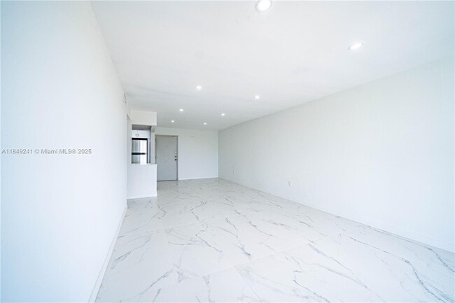 Building Photo - 2500 NE 135th St