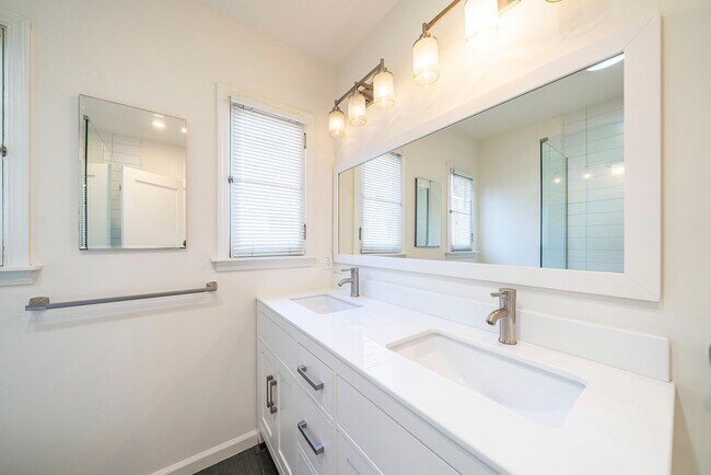 Building Photo - Warm & Inviting Venice Beach Rental Home!