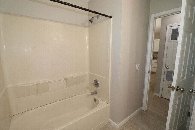 Building Photo - Newly updated duplex for rent!