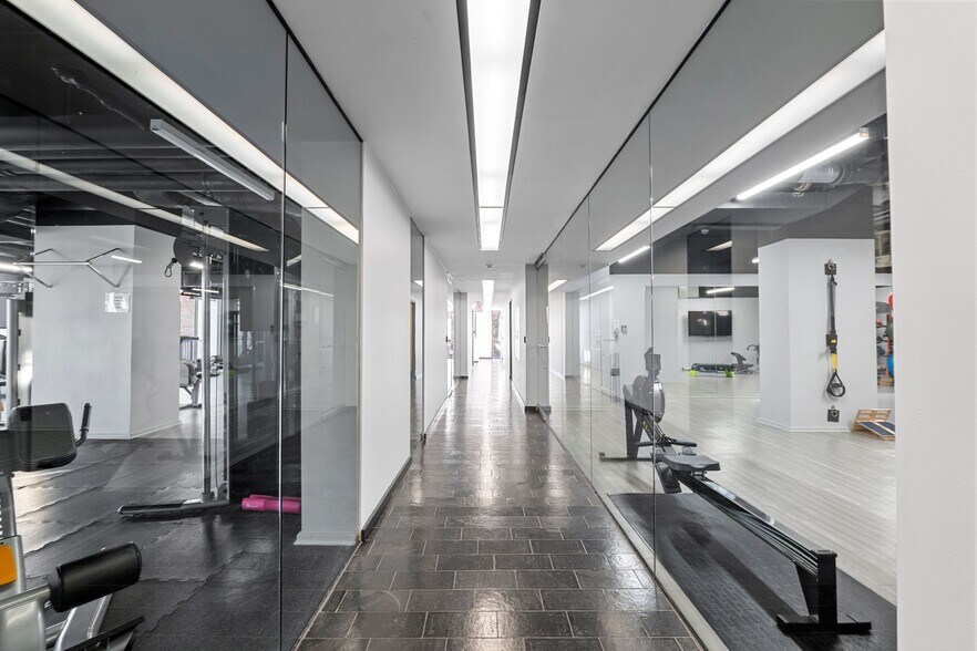 MEZZANINE LEVEL - 2020 N Lincoln Park W