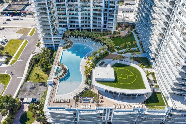 Building Photo - 220 Lake Shore Dr