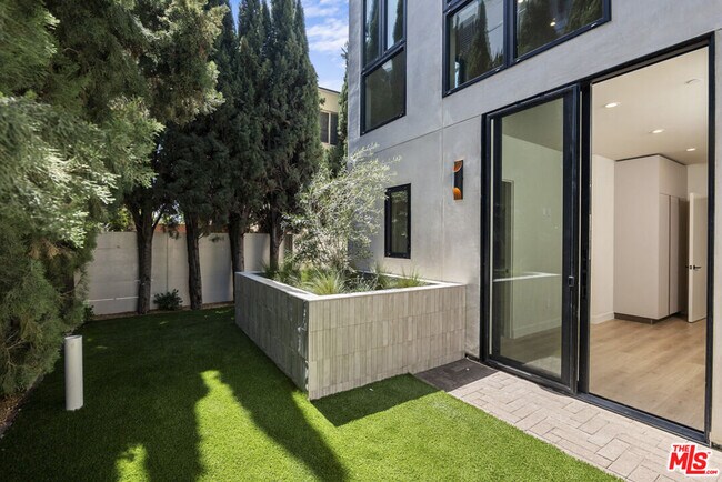 Building Photo - 428 Arnaz Dr